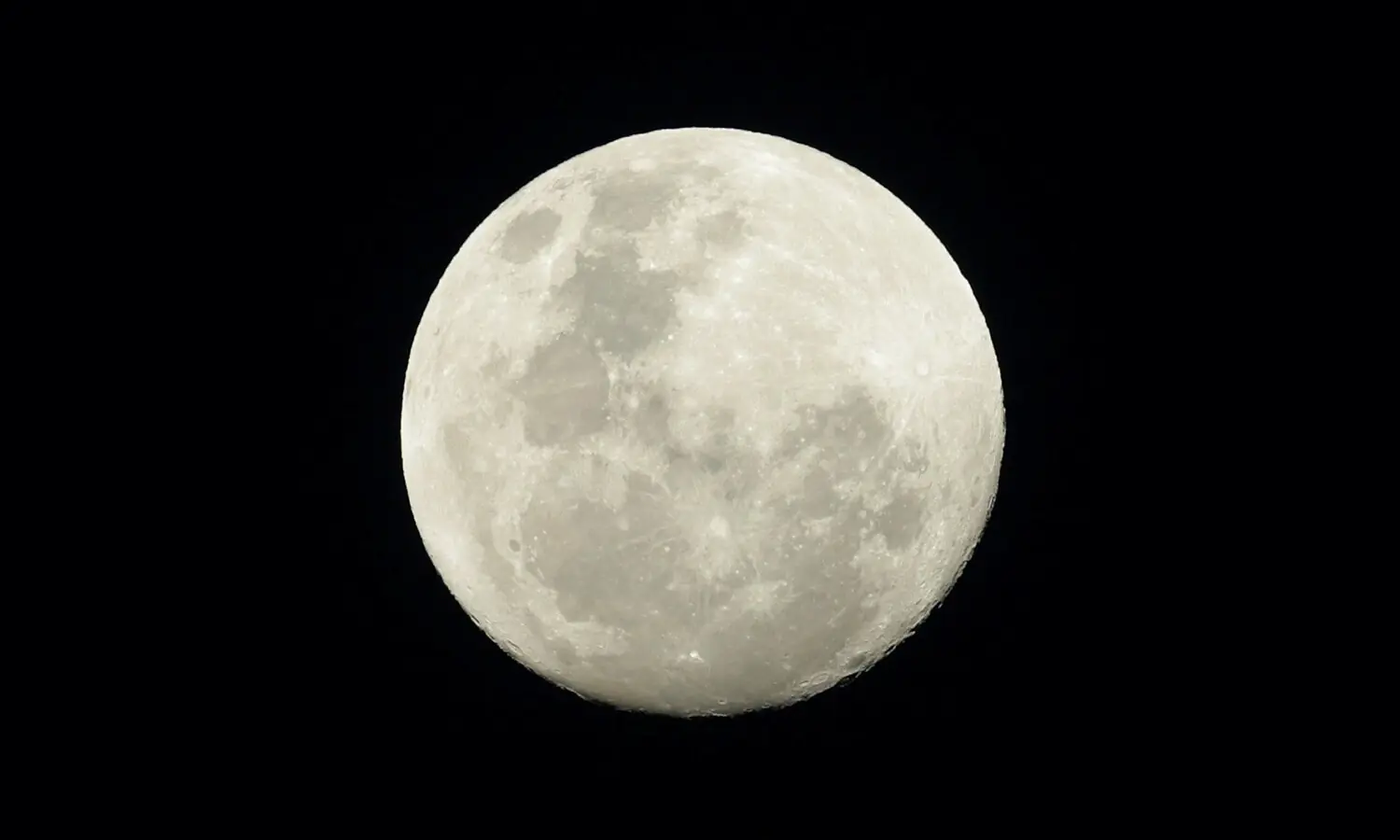 File photo shows a full moon seen in the night sky above Sydney, Australia, on November 13, 2016, on the eve of the &ldquo;supermoon&rdquo; spectacle.  &mdash; Reuters/File