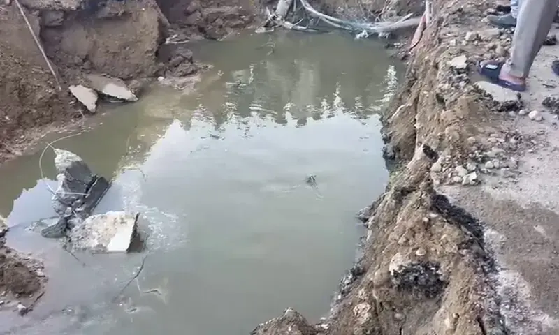 This image shows excavation work carried out on December 1 to locate the three-year-old boy who fell into an open manhole in Karachi&rsquo;s Gulshan-i-Iqbal on Sunday night. &mdash; DawnNewsTV