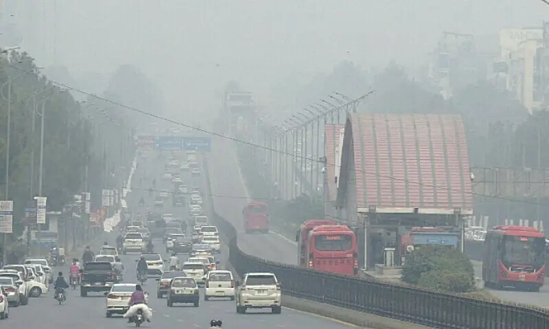 Smog hangs over Jinnah Avenue in Islamabad on November 8. &mdash; Photo by Mohammad Asim