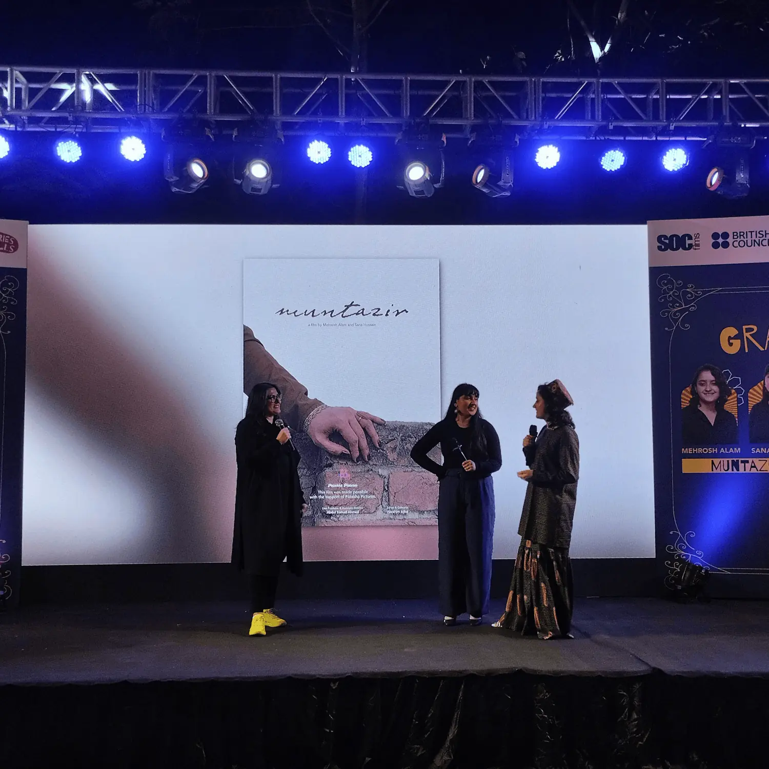 Mehrosh Alam (right) &amp; Sana Hussain (centre) discussing Muntazir with Chinoy.