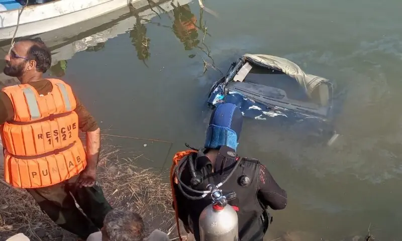 Rescue officials pull out a van that plunged into the River Jhelum on December 11. &mdash; Photo via author