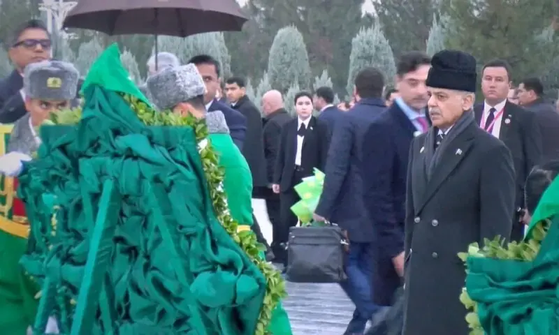 وزیراعظم محمد شہباز شریف نے آج جمعہ کی صبح عالمی رہنمائوں کے ہمراہ ترکمانستان کی مستقل غیرجانبداری کی پالیسی کی علامت ’’یادگار غیرجانبداری‘‘ کا دورہ کیا۔ فوٹو: پی ٹی وی