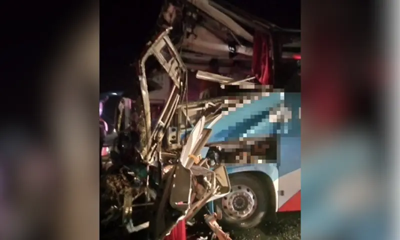 A bus hostess was killed while nine other passengers were injured when a speeding bus collided with a trailer on motorway M-4 near Khanewal. — Screenshot taken from video provided by author A bus hostess was killed while nine other passengers were injured when a speeding bus collided with a trailer on motorway M-4 near Khanewal. — Screenshot taken from video provided by author