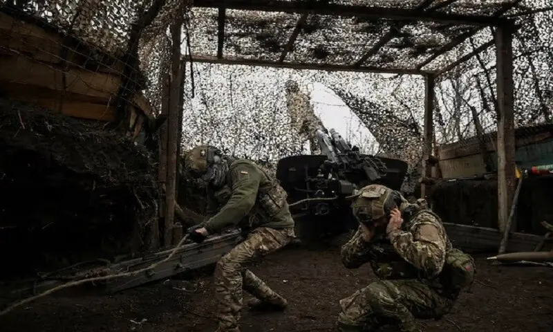 Artillerymen of the 152nd Separate Jaeger Brigade fire a howitzer towards Russian troops, amid Russia&rsquo;s attack on Ukraine, near the frontline town of Pokrovsk in Donetsk region, Ukraine December 11. &mdash;Reuters