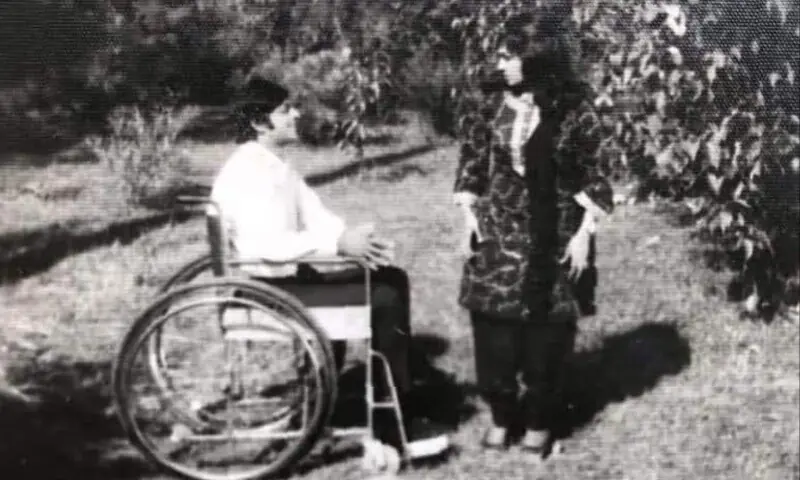 Waheed Murad and Rozina in Usse Dekha Usse Chaaha (1974)