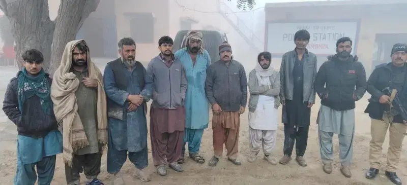 ڈان نیوز کے مطابق ڈی آئی جی فیصل عبداللہ چاچڑ نے بتایا ہے اغوا کیے جانے والے مسافروں میں سے اب تک 10 مغویوں کو بازیاب کروایا جا چکا ہے۔ فوٹو: سندھ پولیس ڈان نیوز کے مطابق ڈی آئی جی فیصل عبداللہ چاچڑ نے بتایا ہے اغوا کیے جانے والے مسافروں میں سے اب تک 10 مغویوں کو بازیاب کروایا جا چکا ہے۔ فوٹو: سندھ پولیس