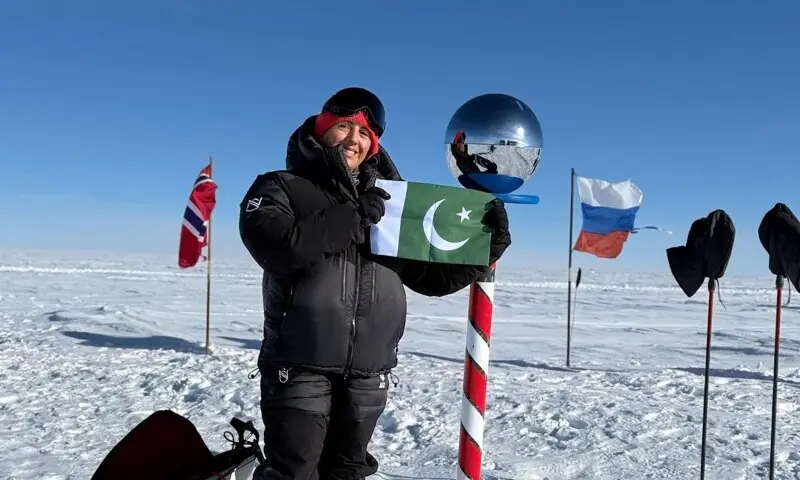 Mountaineer Samina Baig poses with a Pakistani flag at the South Pole after a successful ski expedition. &mdash; Facebook/Samina Baig