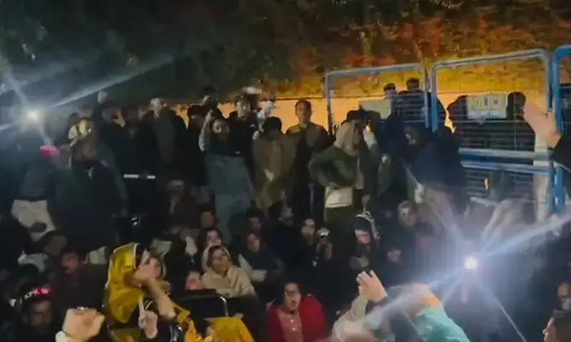 دھرنے کے دوران کچھ مظاہرین نے احتجاجی مقام کے قریب پیٹرول پمپوں اور دیگر عمارتوں کی دیواروں پر پی ٹی آئی کے حق میں نعرے اور تحریریں لکھیں۔ فوٹو: سوشل میڈیا