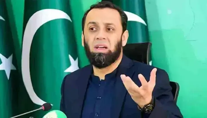 وزیر اطلاعات نے غیر ملکی میڈیا کے نمائندوں کو وہ ویڈیوز بھی دکھائیں جن میں پاکستان کے خلاف چلائی گئی منفی مہم کو واضح کیا گیا۔ فائل فوٹو: ڈان نیوز