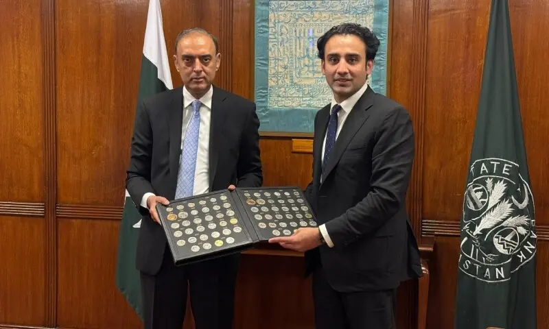 KARACHI: PVARA Chairman Bilal bin Saqib presents a souvenir to State Bank of Pakistan Governor Jameel Ahmad on Thursday.&mdash;X/PakistanVARA
