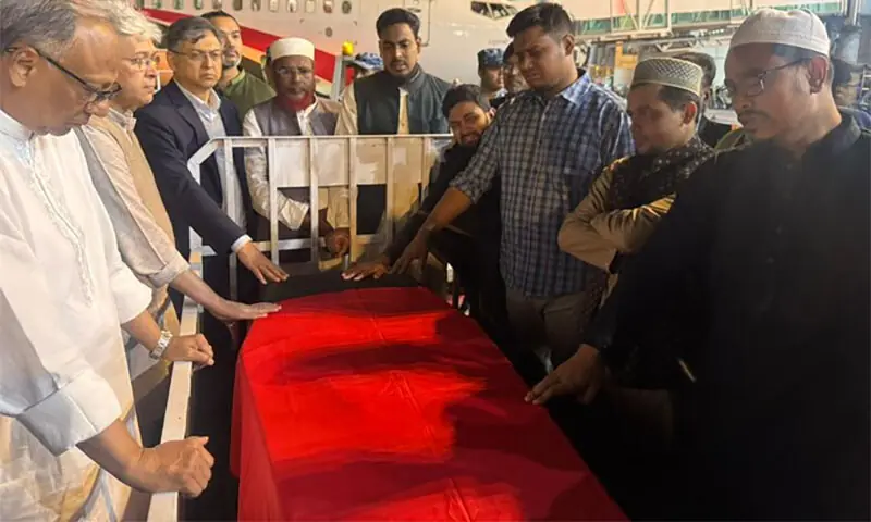 Student leader Sharif Osman Hadi&rsquo;s arrives at Hazrat Shahjalal International Airport in Dhaka, Bangladesh on December 19. &mdash; X/@ChiefAdviserGoB