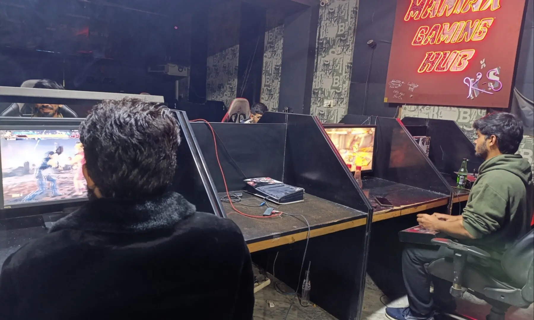 Players gaming at Manix Gaming in Lahore. &mdash; author