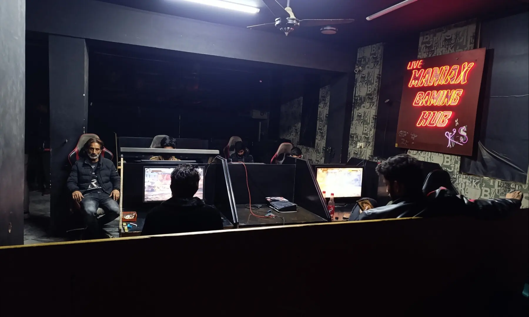 Players gaming at Manix Gaming in Lahore &mdash; author