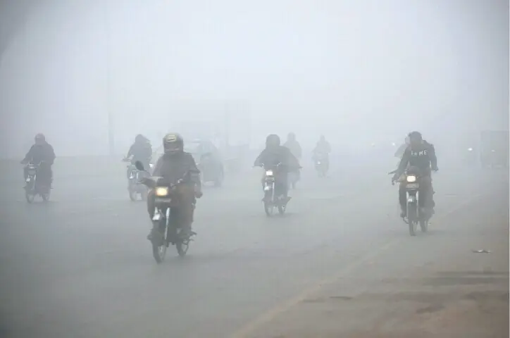 Motorists make their way through the dense fog which blanketed the city on Wednesday morning. &mdash; White Star / Murtaza Ali