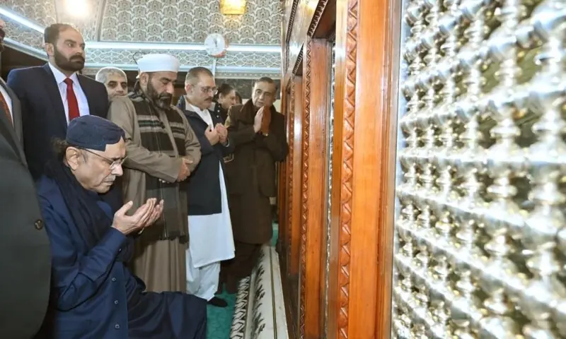PM Zardari visited the shrine of Imam Abu Hanifa on Dec 22. &mdash; Photo courtesy PID