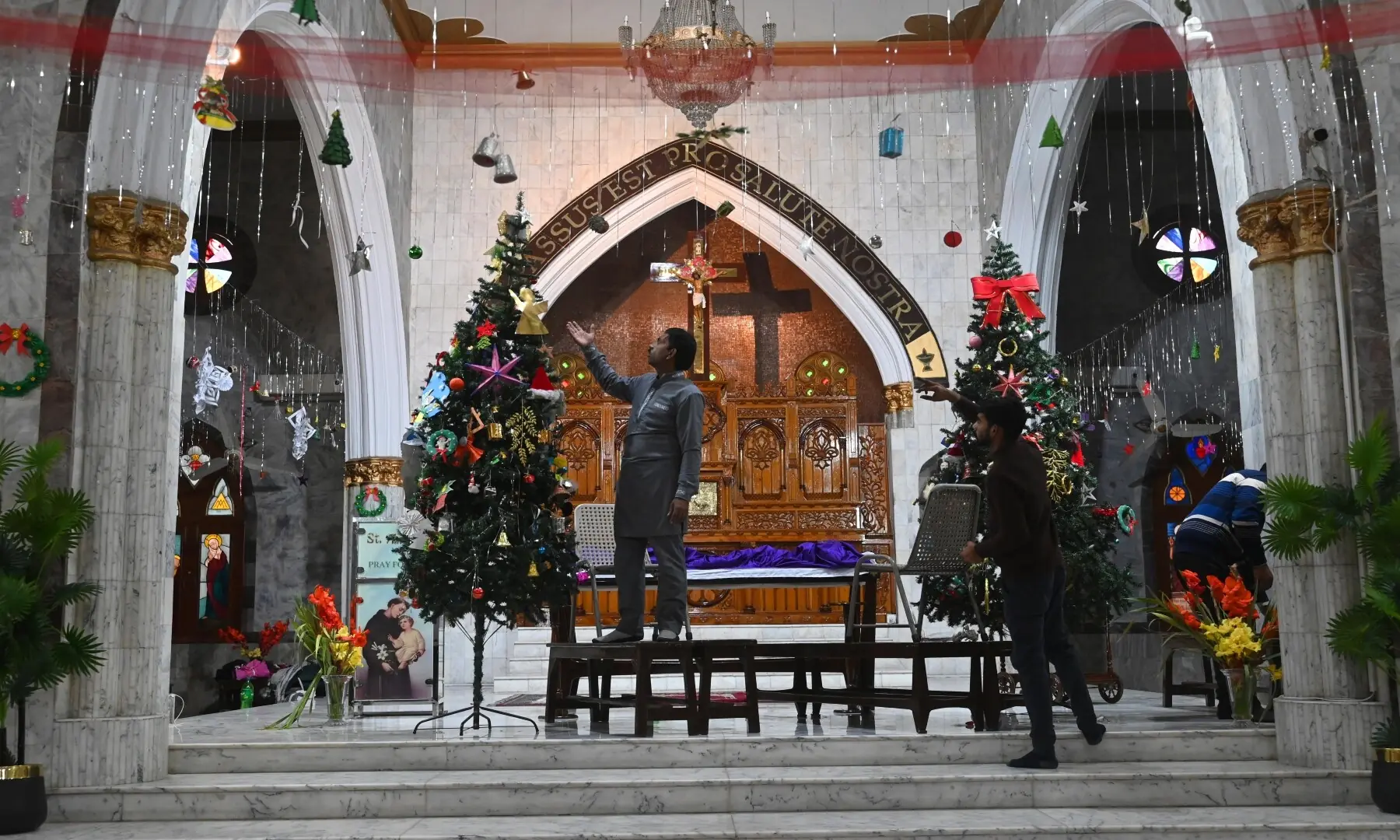 Christian devotees decorating the Saint Anthony&rsquo;s Church in Lahore ahead of Christmas. &mdash; Arif Ali/ White Star