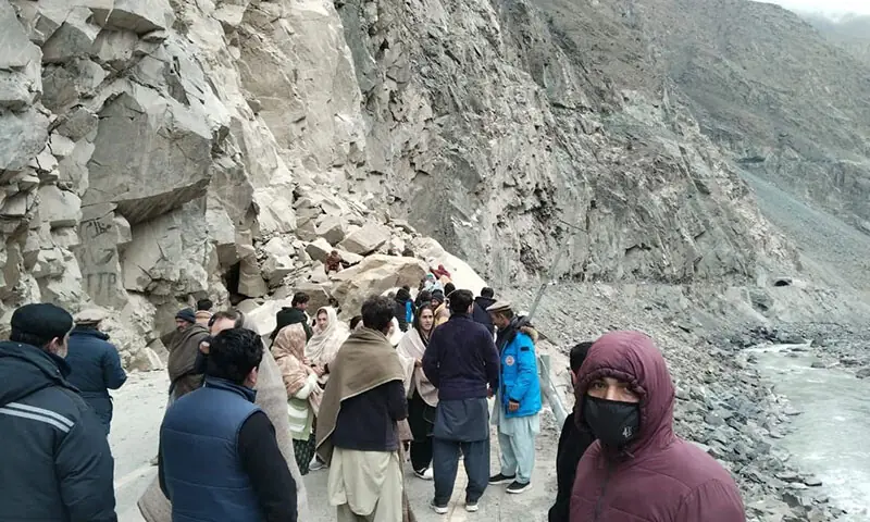 Stranded commuters observe the blocked stretch of the Karakoram Highway in the boundary area of Gilgit-Baltistan’s Nagar and Gilgit districts on December 23. — Photo by author Stranded commuters observe the blocked stretch of the Karakoram Highway in the boundary area of Gilgit-Baltistan’s Nagar and Gilgit districts on December 23. — Photo by author