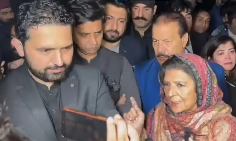 KP CM Sohail Afridi with PTI founder Imran Khan’s sister Aleema Khanum at Zaman Park, Lahore on Saturday. — screengrab KP CM Sohail Afridi with PTI founder Imran Khan’s sister Aleema Khanum at Zaman Park, Lahore on Saturday. — screengrab
