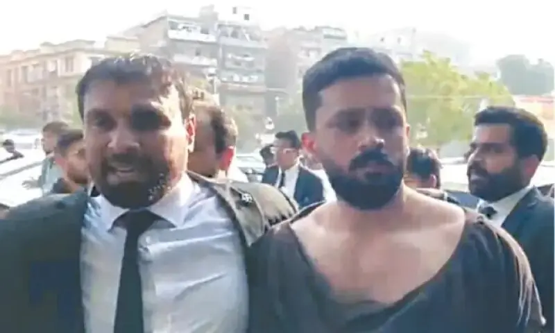 Rajab Butt surrounded by a crowd at the Karachi sessions court central on December 29. &mdash; Screengrab provided by Sumair Abdullah
