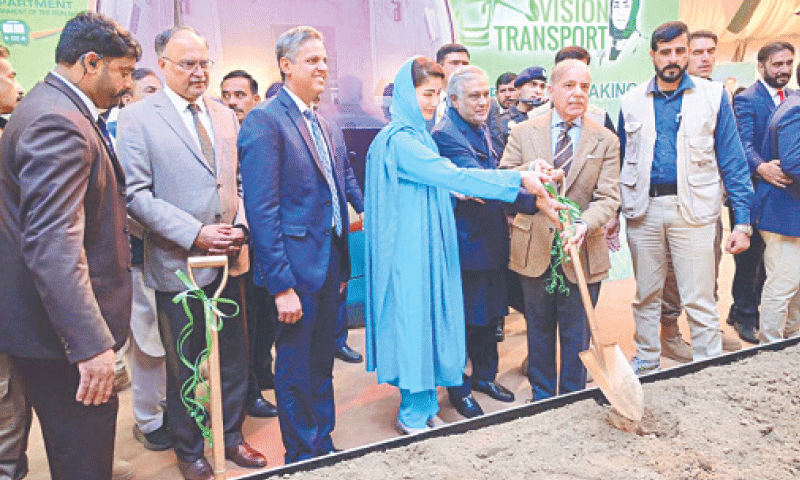 Prime Minister Shehbaz Sharif, accompanied by Punjab Chief Minister Maryam Nawaz and Deputy Prime Minister Ishaq Dar, performs the groundbreaking of the Gujranwala Mass Transit System.&mdash;APP