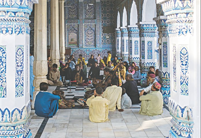 Devotees flock to Bhit Shah to listen to folk musicians | Mohammad Ali/Whitestar