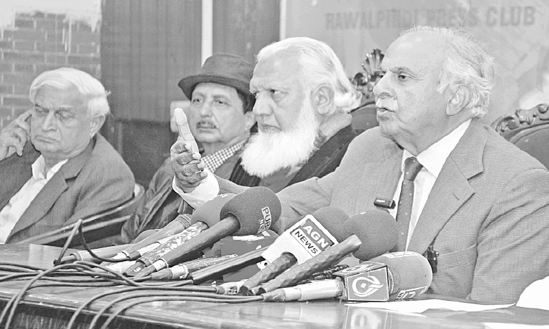 Pakistan Ex-Servicemen Society&rsquo;s President retired Lt Gen Abdul Qayyum Malik addresses a press conference.&mdash;Online