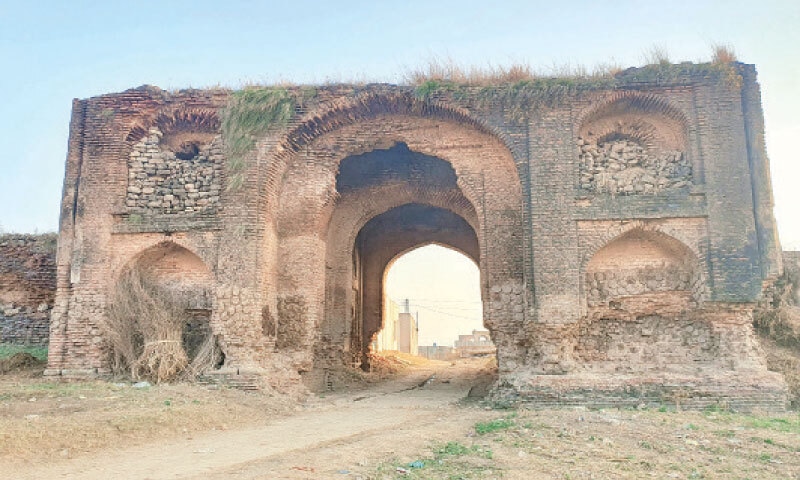 The crumbling main gate of Saraey Pakka Khanpur Fort. The crumbling main gate of Saraey Pakka Khanpur Fort.