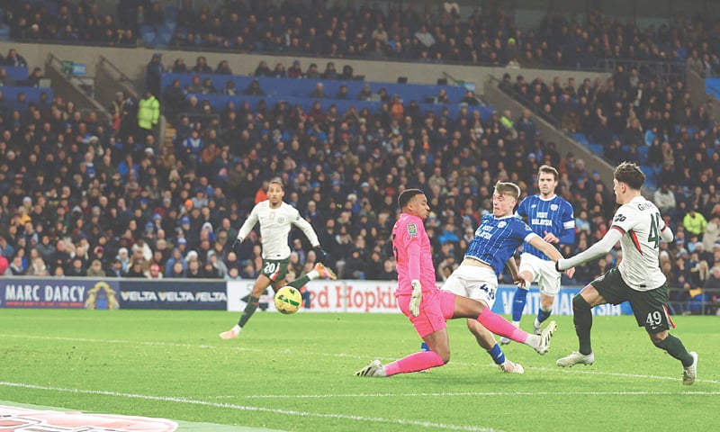 CHELSEA’S Alejandro Garnacho (R) shoots to score past Cardiff City goalkeeper Nathan Trott during their League Cup quarter-final at the Cardiff City Stadium.—AFP CHELSEA’S Alejandro Garnacho (R) shoots to score past Cardiff City goalkeeper Nathan Trott during their League Cup quarter-final at the Cardiff City Stadium.—AFP