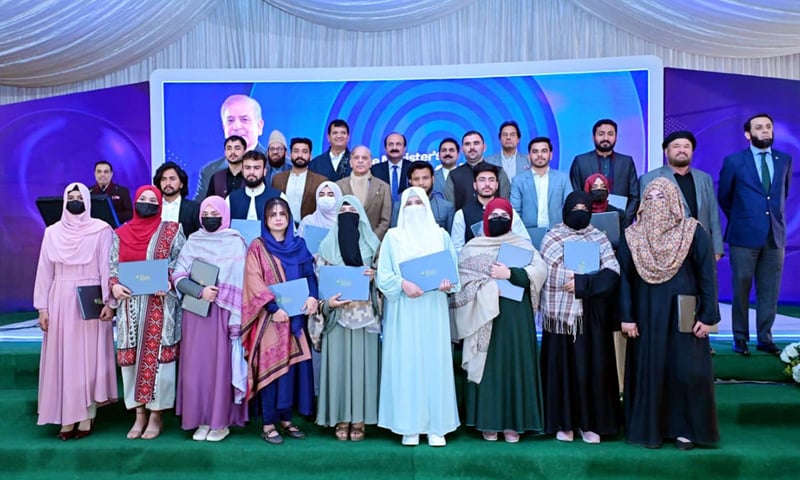 HARIPUR: PM Shehbaz Sharif poses with recipients of laptops.—APP HARIPUR: PM Shehbaz Sharif poses with recipients of laptops.—APP