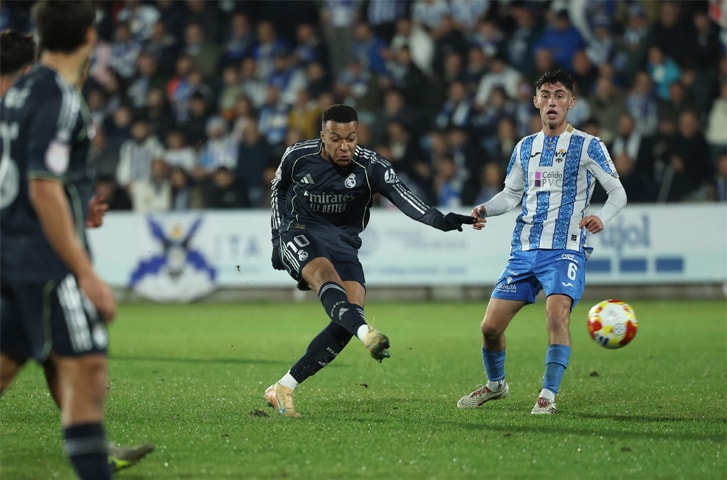 TALAVERA DE LA REINA: Real Madrid’s Kylian Mbappe shoots to score against Talavera during their Copa del Rey round-of-32 second leg at the El Prado Municipal Stadium.—AFP
