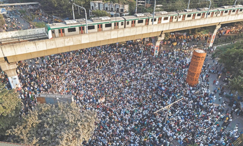 An aerial view of protesters at an intersection in Dhaka.—AFP