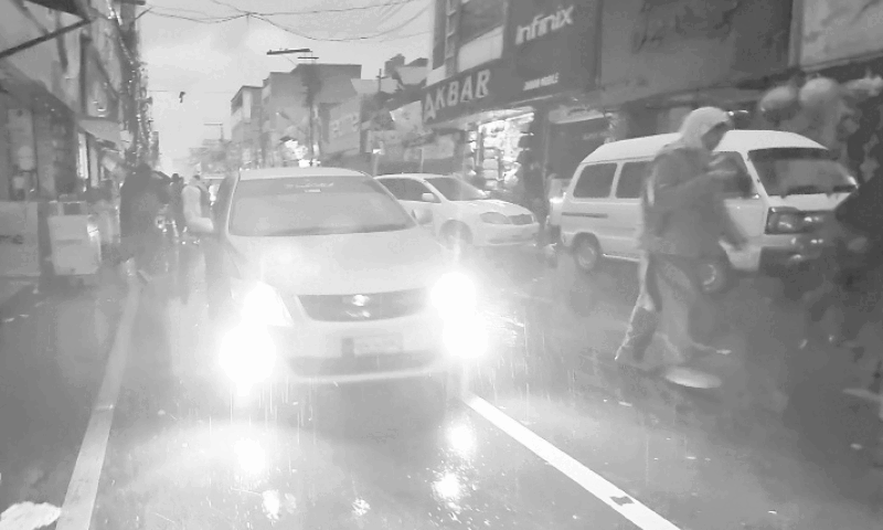 QUETTA: Vehicles crawl on a road during the winter&rsquo;s first downpour.&mdash;PPI