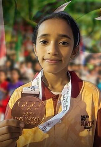Kainat Khalil with her 10,000m bronze medal