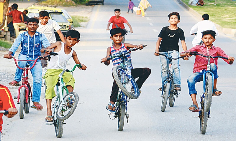 Most aspiring shapatars perform their fi rst stunts on a bicycle | Mohammad Asim/White Star