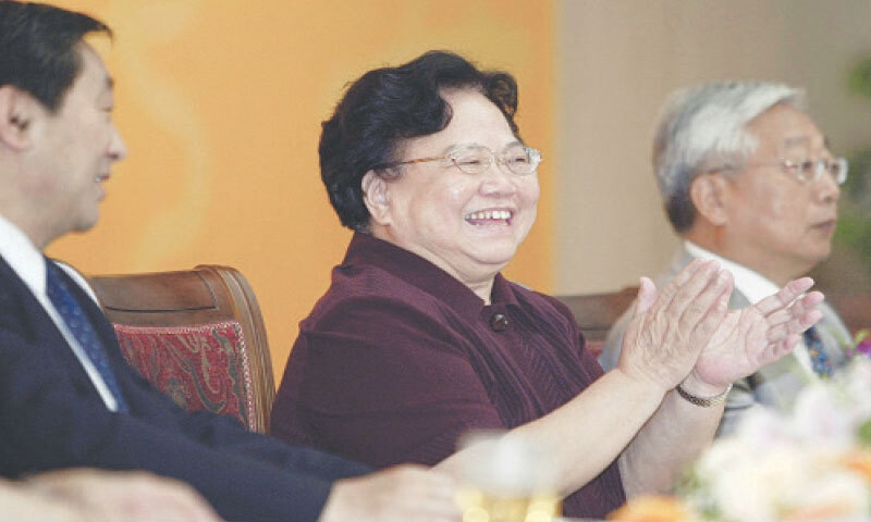 A June 23, 2005, file photo shows Peng Peiyun (centre) claps at the second Asian Women&rsquo;s Forum
in Beijing.&mdash;Reuters