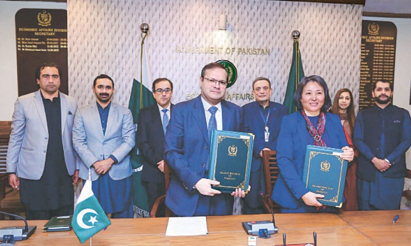 ISLAMAbad: Economic Affairs Division Secretary Muhammad Humair Karim and Asian Development Bank Country Director Emma Fan display the signed loan documents on Thursday.&mdash;PID