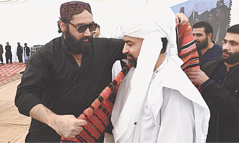 Nawabzada Zamran Saleem Akbar Bugti bestows the &lsquo;chief of Bugtis&rsquo; shawl on Balochistan Chief Minister Sar&shy;fraz Bugti.&mdash;Dawn
