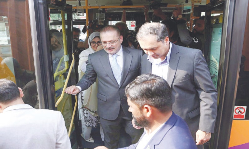 Senior Minister Sharjeel Memon, along with others, gets off an Orange bus.&mdash;PPI