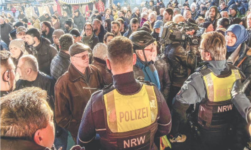Policemen and concerned customers stand in front of the bank branch in Gelsenkirchen, western Germany.&mdash;AFP