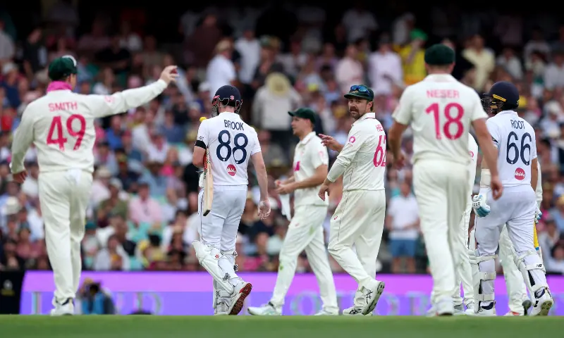 England&rsquo;s Joe Root (R) and Harry Brook (2nd L) walk off the ground with Australian players as bad light stops play on day one of the fifth Ashes cricket Test match between Australia and England at the Sydney Cricket Ground (SCG) in Sydney on January 4, 2026. &mdash; AFP