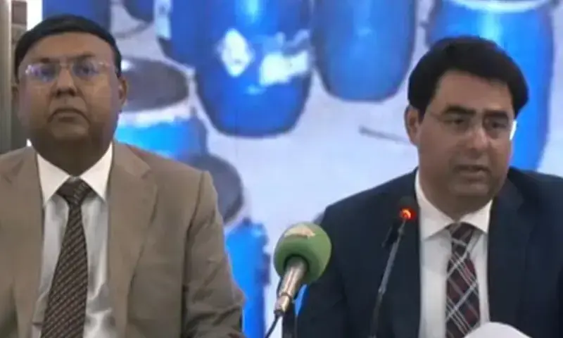 CTD Deputy Inspector General (DIG) Ghulam Azfar Mahesar addresses a press conference in Karachi. — DawnNewsTV