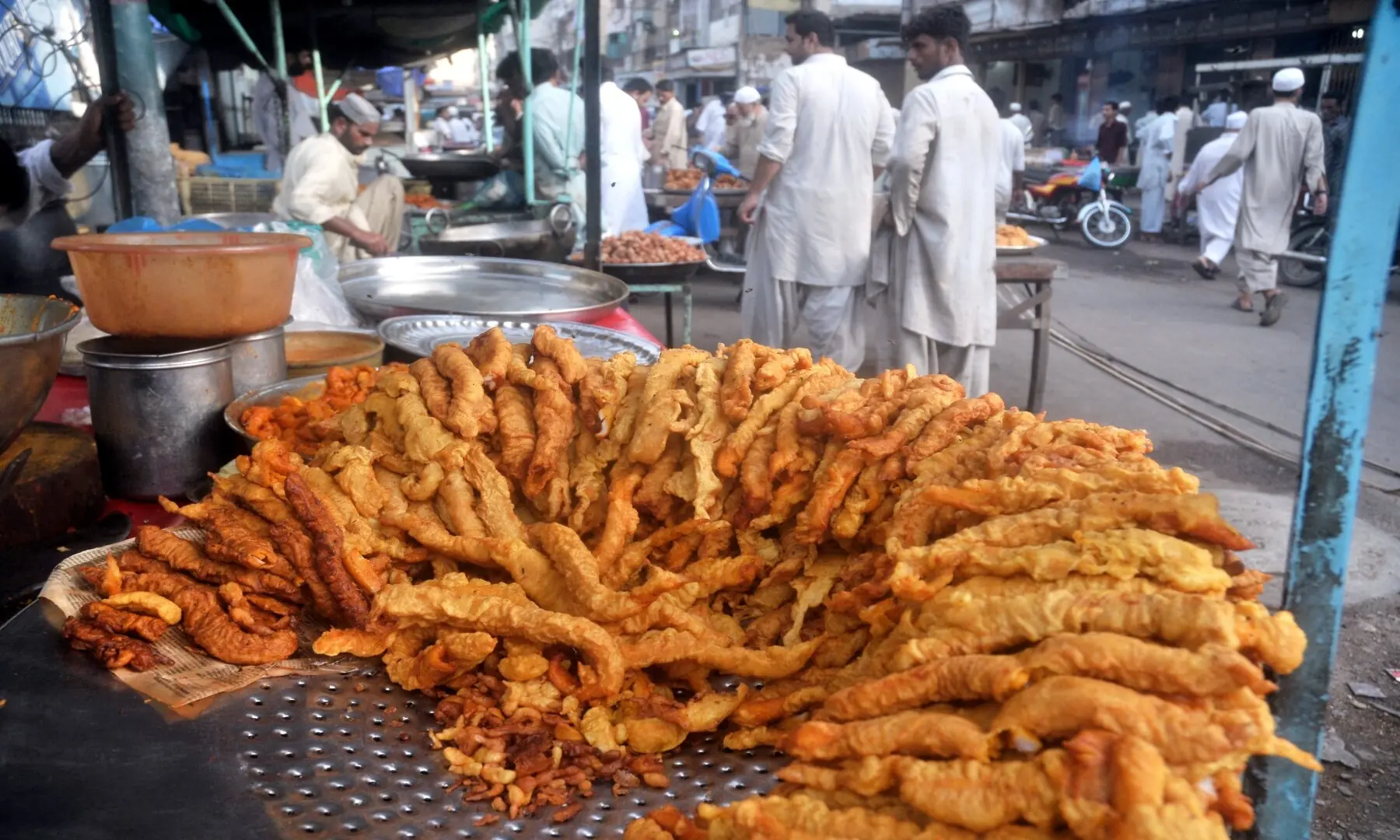 Fried fish being served at a kiosk on Burns Road, crispy on the outside and tender inside, a beloved staple of Karachi&rsquo;s vibrant street food scene. &mdash; Fahim Siddique/White Star