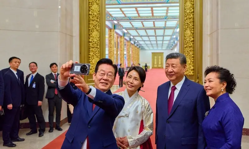 South Korea’s President Lee Jae Myung (L) and his wife Kim Hea Kyung (2nd L) take a selfie with China’s President Xi Jinping (2nd R) and his wife Peng Liyuan (R) after a dinner at the Great Hall of the People in Beijing on January 5. —AFP South Korea’s President Lee Jae Myung (L) and his wife Kim Hea Kyung (2nd L) take a selfie with China’s President Xi Jinping (2nd R) and his wife Peng Liyuan (R) after a dinner at the Great Hall of the People in Beijing on January 5. —AFP