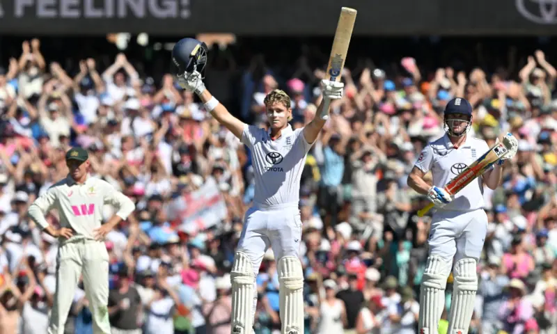 England’s Jacob Bethell celebrates reaching his century on day four of the fifth Ashes cricket Test match between Australia and England at the SCG in Sydney on January 7, 2026. — AFP England’s Jacob Bethell celebrates reaching his century on day four of the fifth Ashes cricket Test match between Australia and England at the SCG in Sydney on January 7, 2026. — AFP