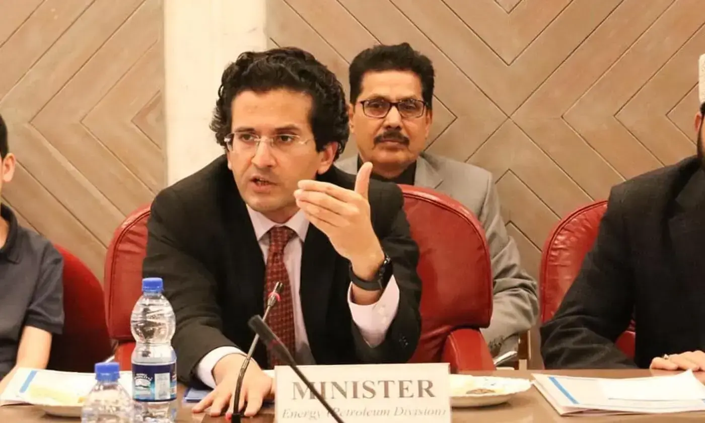 پیٹرول اور ڈیزل پر پانچ روپے فی لیٹر پیٹرولیم لیوی بڑھانے کی تجویز سے متعلق اراکین کے سوالات پر انہوں نے کہا کہ اس حوالے سے علیحدہ بریفنگ دی جا سکتی ہے۔ فوٹو:پی آئی ڈی