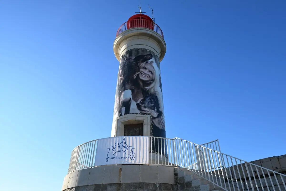 Portrait poster of Brigitte Bardot on a lighthouse on the day of the late French actress&rsquo; funeral ceremony, in Saint-Tropez, southeastern France. &mdash; AFP