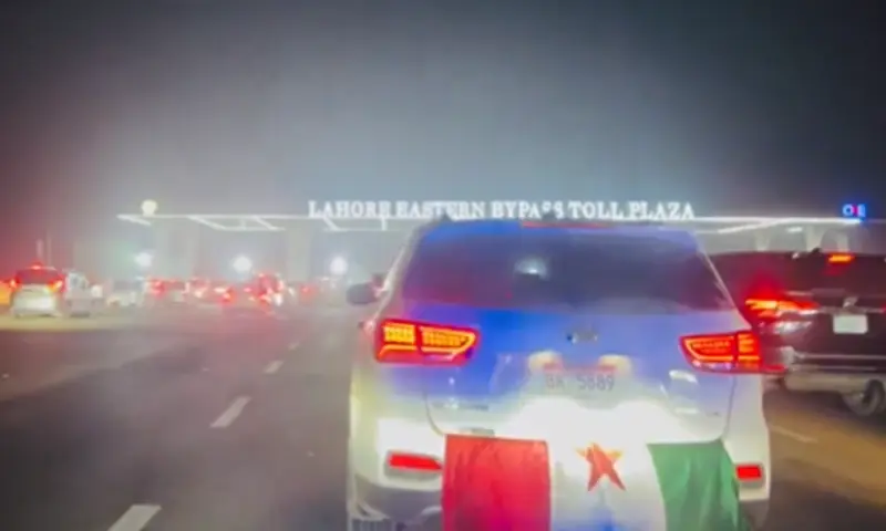 A car part of the TTAP&rsquo;s convoy reaches Lahore&rsquo;s Eastern Bypass Toll Plaza on Jan 8, 2026. &mdash; screengrab via X/PTIPunjabPK