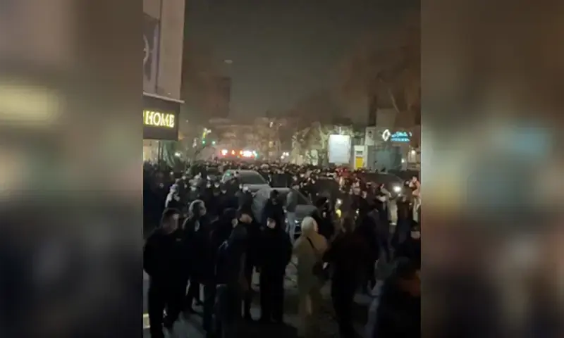 امریکا میں قائم ہیومن رائٹس ایکٹیوسٹس نیوز ایجنسی کے مطابق بےامنی کے دوران کم از کم 34 مظاہرین اور چار سیکیورٹی اہلکار جاں بحق ہوئے، جبکہ22 سو افراد کو گرفتار کیا گیا۔ فوٹو: رائٹرز امریکا میں قائم ہیومن رائٹس ایکٹیوسٹس نیوز ایجنسی کے مطابق بےامنی کے دوران کم از کم 34 مظاہرین اور چار سیکیورٹی اہلکار جاں بحق ہوئے، جبکہ22 سو افراد کو گرفتار کیا گیا۔ فوٹو: رائٹرز