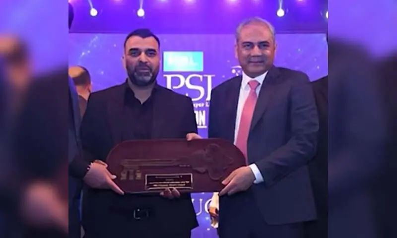 Owner of Pakistan Super League&rsquo;s newly-inducted Sialkot team Hamza Majeed photographed with PCB chief Mohsin Naqvi. &mdash; Photo courtesy Capital TV/ X