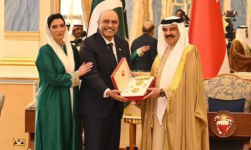 King Hamad bin Isa Al Khalifa of Bahrain confers the Order of Shaikh Isa Bin Salman Al Khalifa First Class on President Asif Ali Zardari at Al-Qudaibiva Palace in Manama, Bahrain on January 14. &mdash; PID